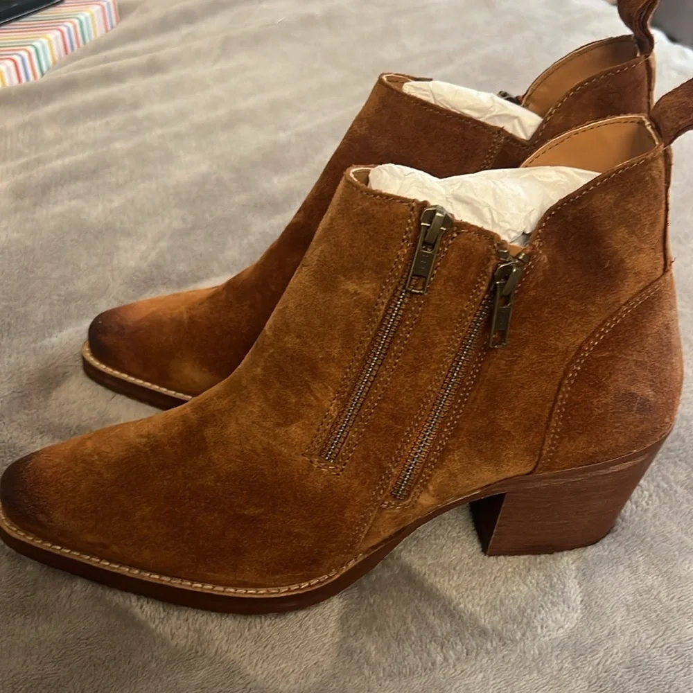 VERY VOLATILE BANDIT SUEDE ANKLE BOOT IN TAN‎